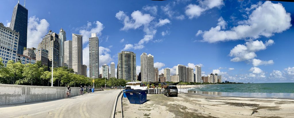 Chicago Lakefront Trail -rantareitti ja pilvenpiirtäjät Michiganjärven rannalla