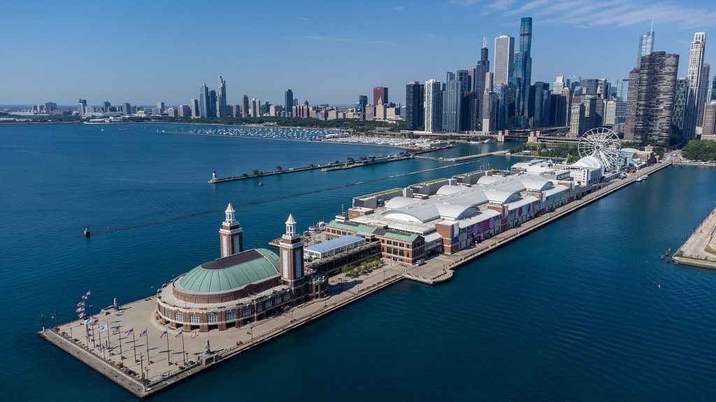 Navy Pier -laituri Michiganjärvellä ja Chicagon pilvenpiirtäjät