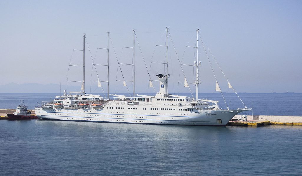 Viisimastoinen purjealus Club Med 2 laiturissa Pireuksen satamassa