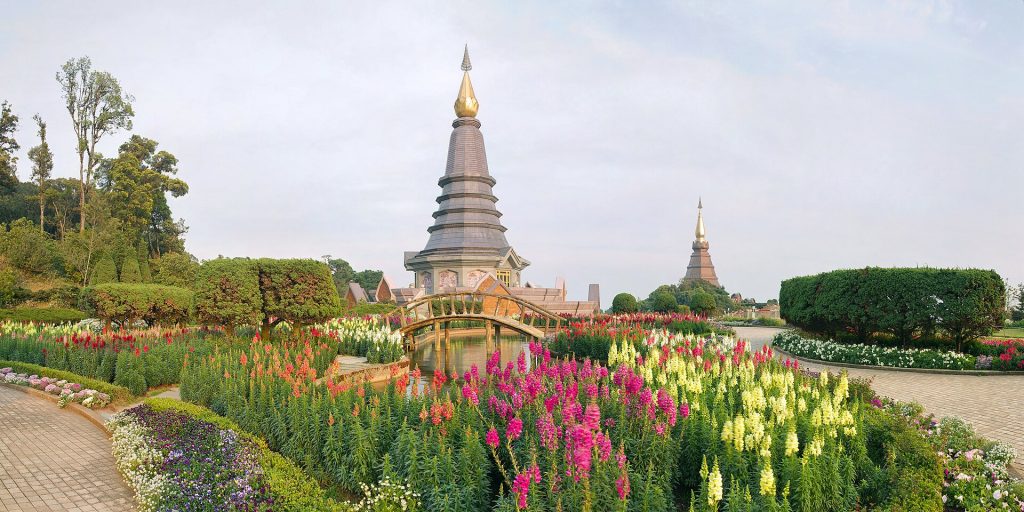 Doi Inthanonin kaksoispagodit ja kukkapuutarha Thaimaan korkeimmalla vuorella