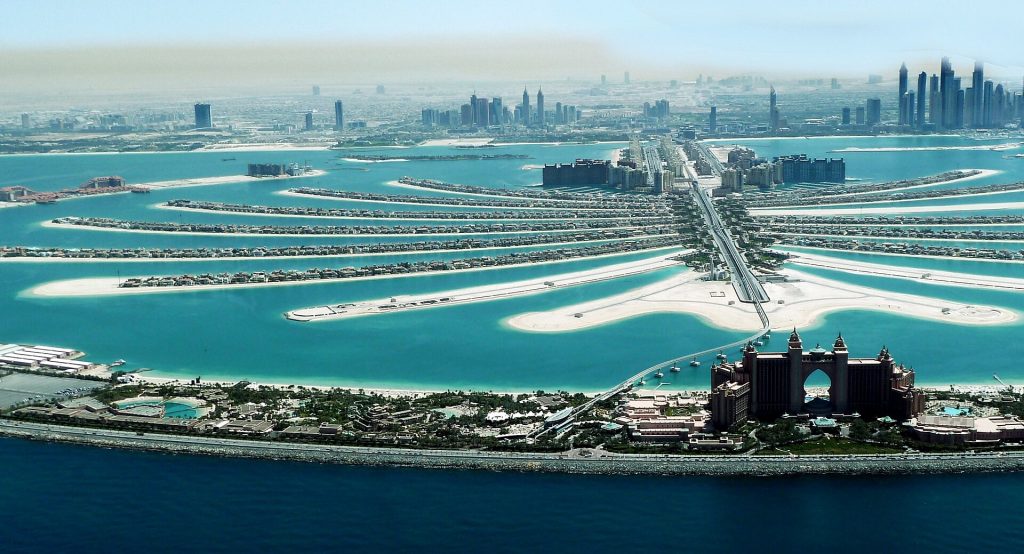 Palm Jumeirahin tekosaari ilmasta, etualalla Atlantis-hotelli