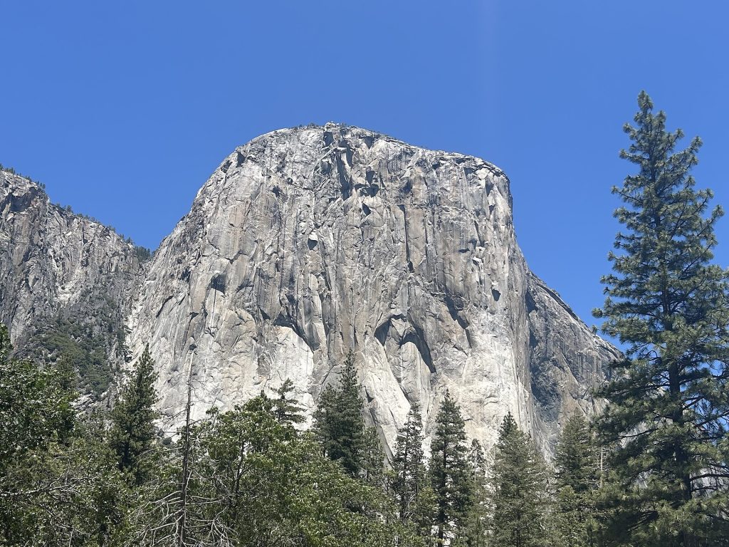 El Capitanin graniittiseinämä Yosemiten laaksossa