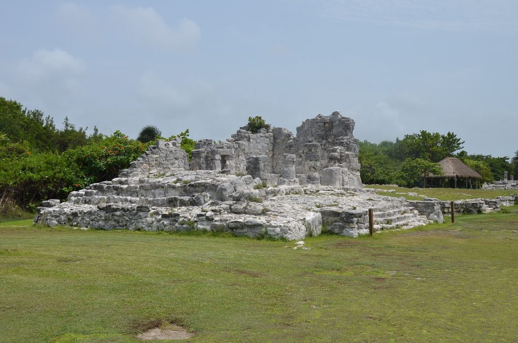 El Reyn mayarauniot nurmikon keskellä Cancúnin hotellivyöhykkeellä