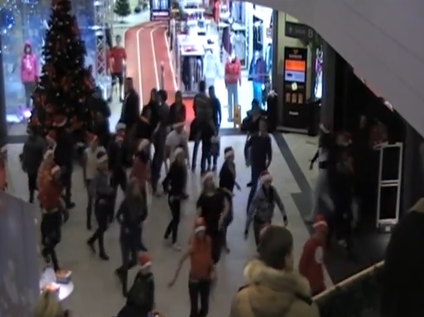 Flashmob joulun kunniaksi Riikassa
