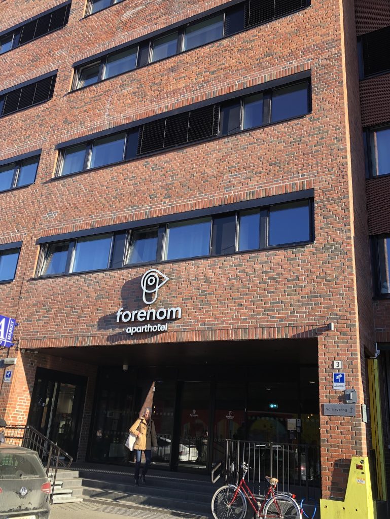Forenom Aparthotelin sisäänkäynti tiilitalossa Oslossa