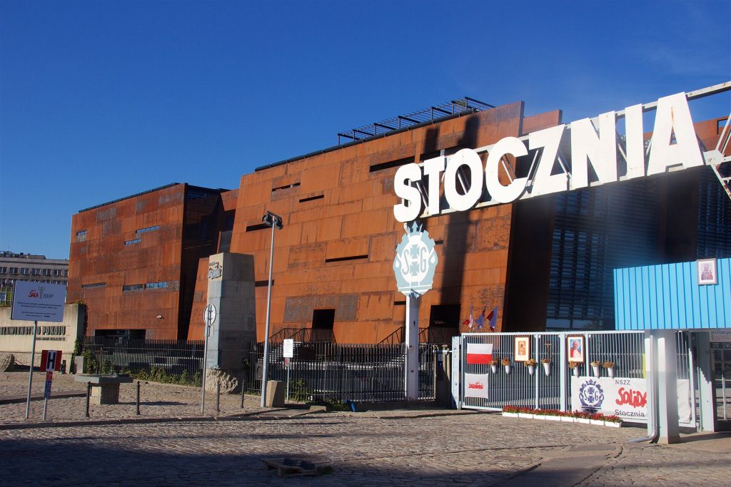 Gdańskin telakan portti ja Euroopan solidaarisuuskeskuksen ruosteenvärinen rakennus