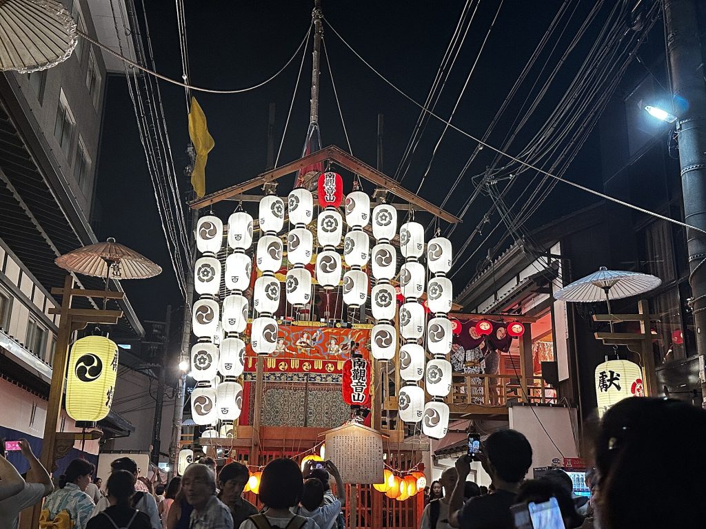 Paperilyhdyin valaistu Niwatoriboko-kulkuevaunu illalla Gion Matsurin yoiyama-iltana