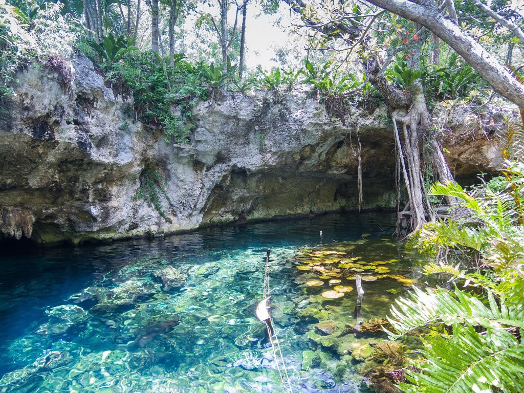 Gran Cenote Tulumin lähellä: kirkas turkoosi vesi kalkkikiviluolan suulla