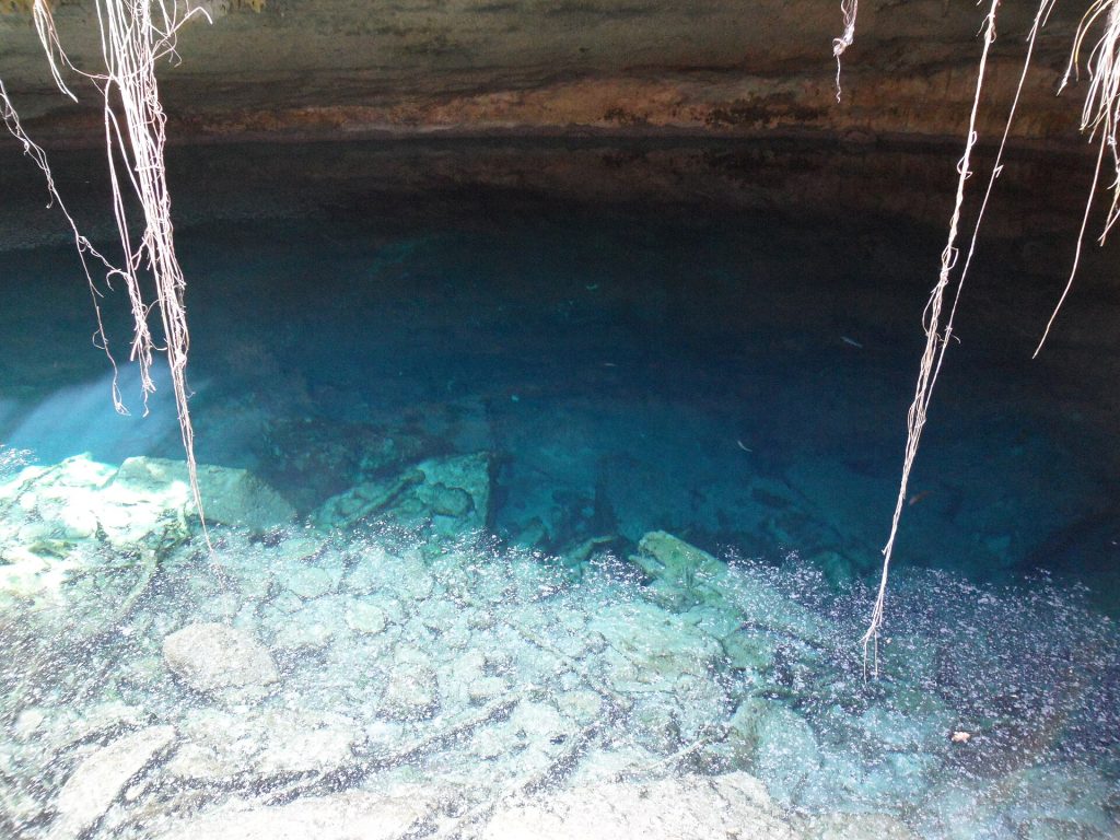 Kirkasvetinen sininen aukko Ben’s Cave -luolassa Lucayanin kansallispuistossa Grand Bahamalla