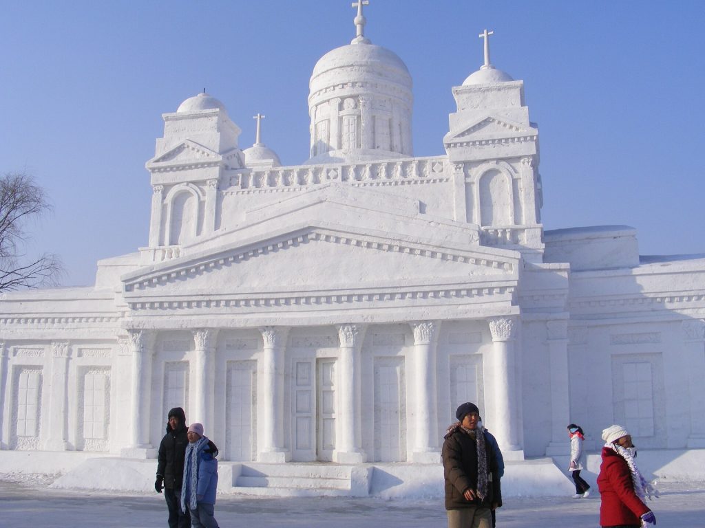 Lumesta veistetty jäljennös Helsingin tuomiokirkosta Harbinin lumiveistosnäyttelyssä