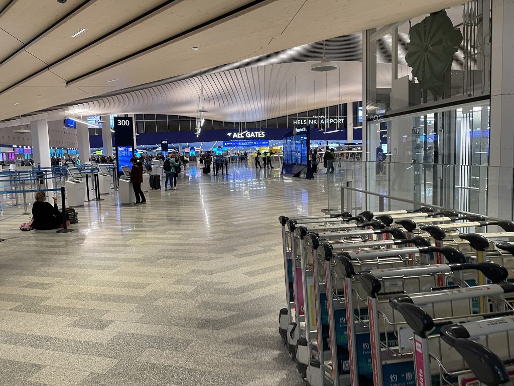 Lähtöselvitysalue ja itsepalveluautomaatit Helsinki-Vantaan lentoasemalla