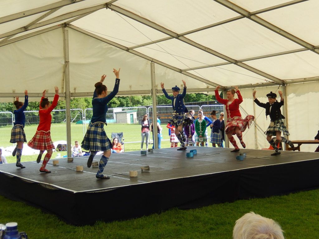 Ylämaan tanssin kilpailijoita lavalla Helensburghin Highland Games -kisoissa