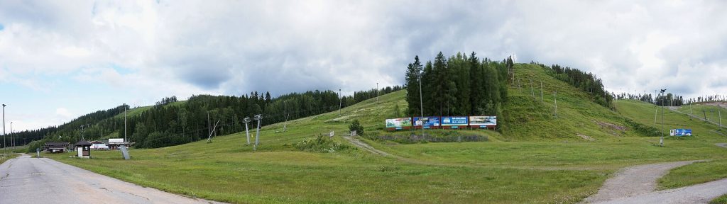 Himoksen rinteiden juurta ja rakennuksia kesällä Jämsässä