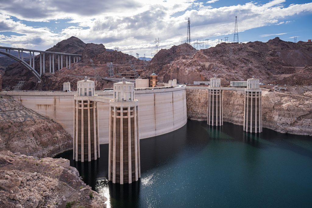Hoover Damin neljä vedenottotornia Lake Meadin puolella ja taustalla padon ohittava kaarisilta