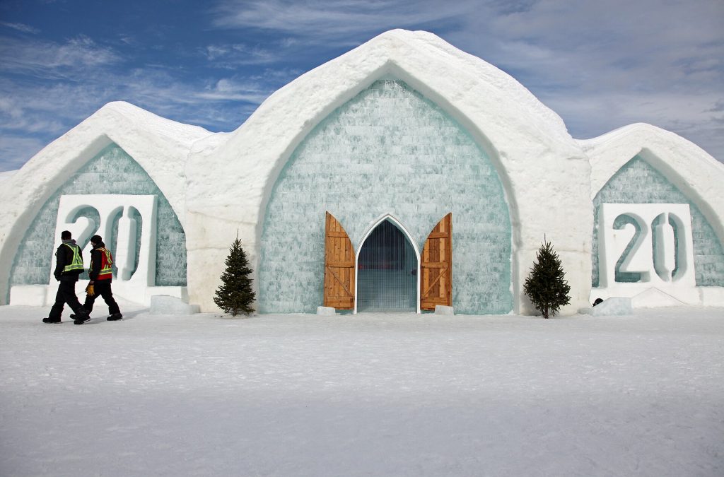 Lumesta ja jäästä rakennettu Hôtel de Glace -jäähotellin pääsisäänkäynti Québecin lähellä