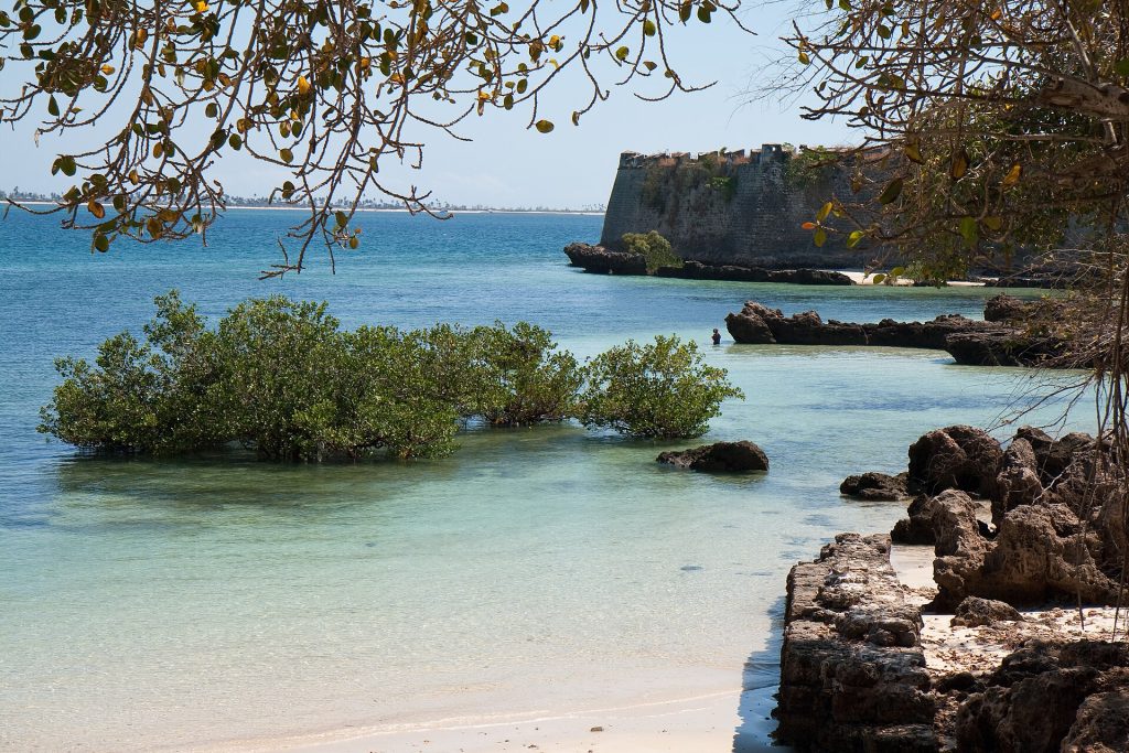 São Sebastiãon linnoitus Ilha de Moçambiquen rannalla matalan veden aikaan