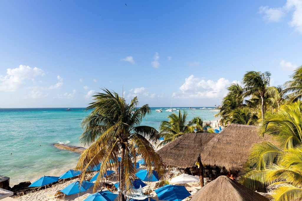 Isla Mujeresin hiekkaranta palmuineen ja turkoosi Karibianmeri