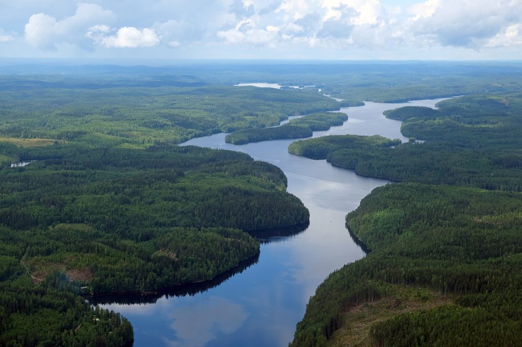 Isojärvi kapeana järvenä metsäisten rinteiden välissä Isojärven kansallispuistossa