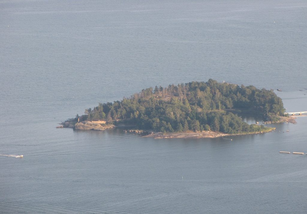 Itäinen Pihlajasaari ilmasta kuvattuna, metsäinen saari ja kalliorannat
