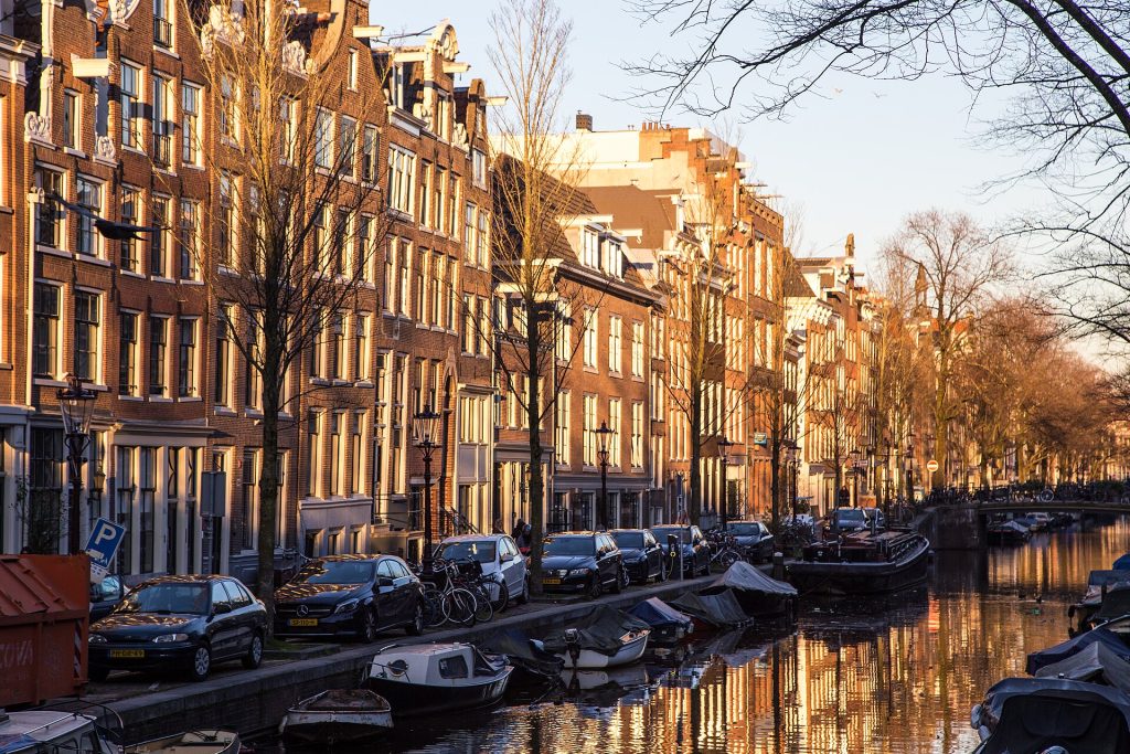 Kanavan varren kerrostaloja Jordaanin kaupunginosassa Amsterdamissa