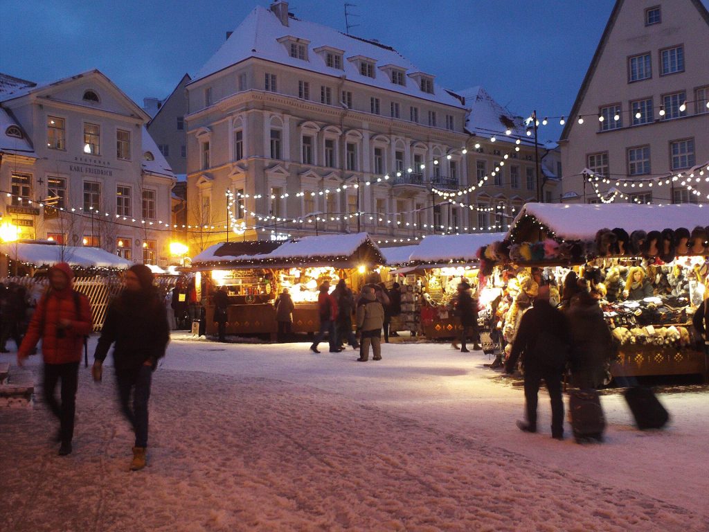 Lumiset joulumarkkinakojut Tallinnan Raatihuoneentorilla iltahämärässä