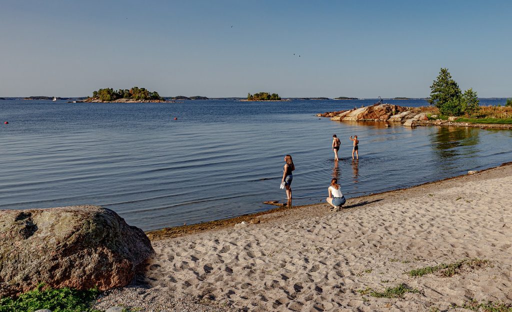 Kaunissaaren hiekkaranta ja kalliorantaa kesäpäivänä Sipoon saaristossa