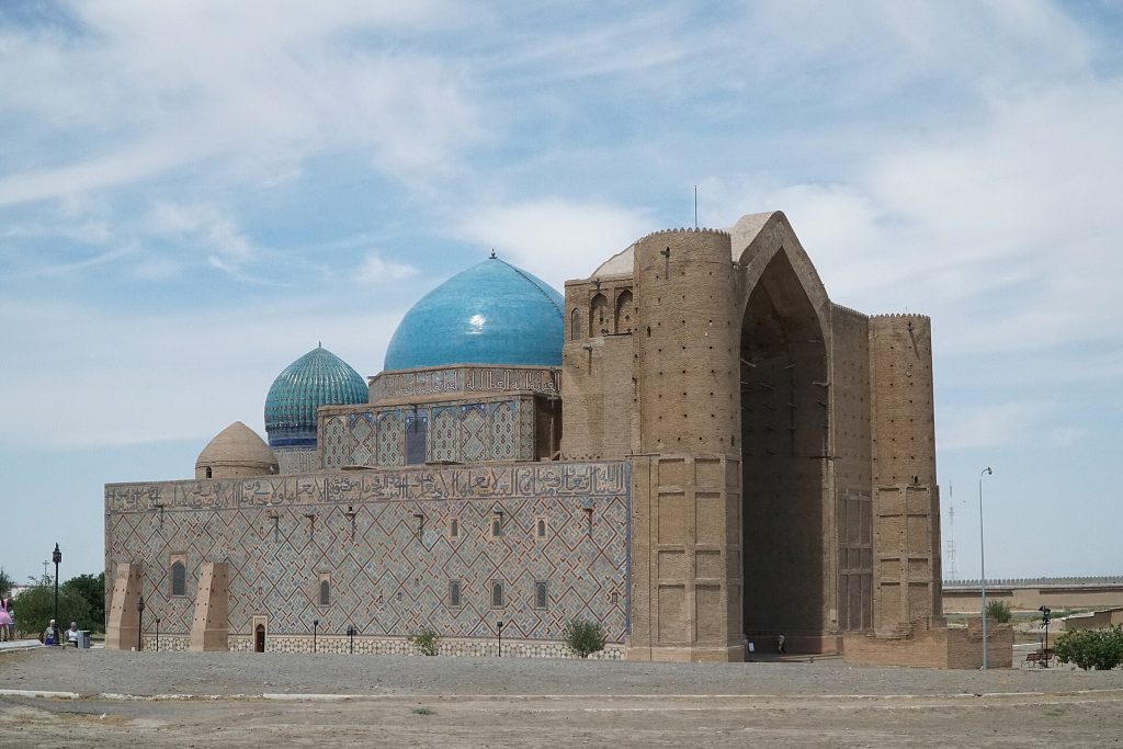 Khoja Ahmed Yasawin mausoleumi sinisine kupoleineen Turkestanissa Etelä-Kazakstanissa