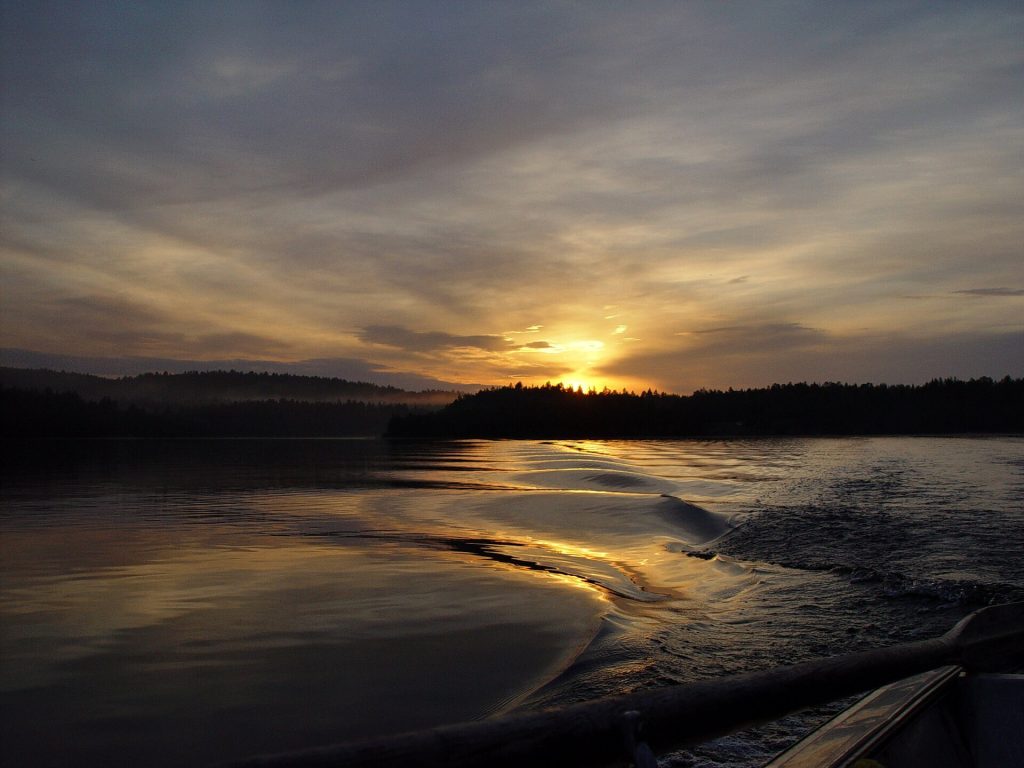 Keskiyön aurinko tunturijärven yllä Utsjoella