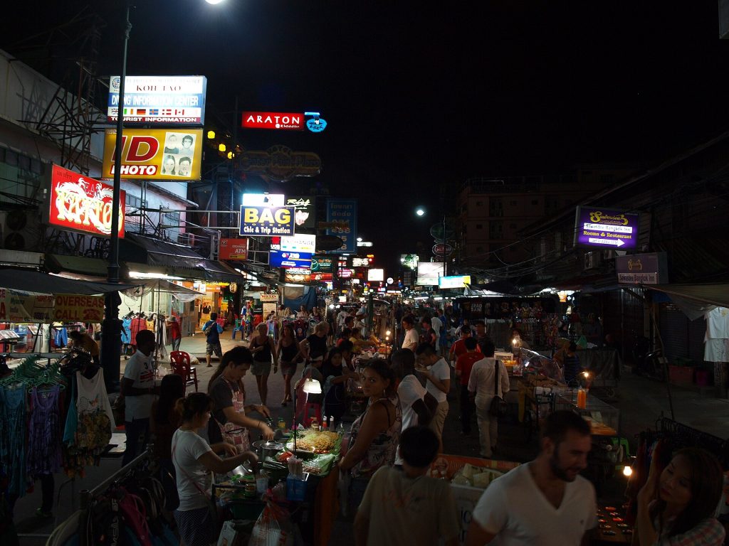 Khao San Road illalla Bangkokissa täynnä matkailijoita
