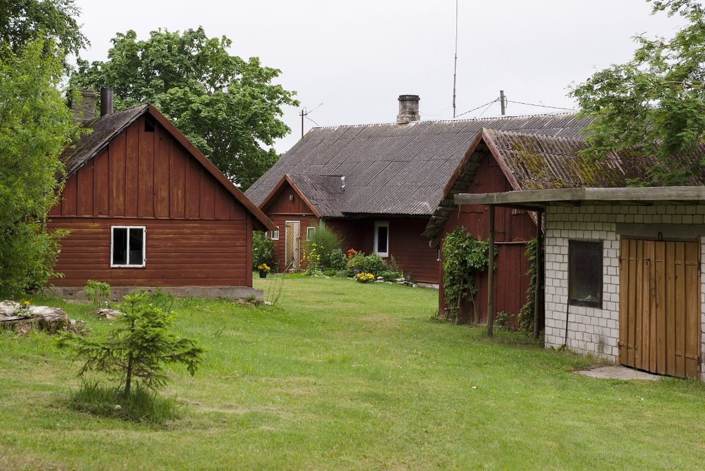 Punaisia puisia talousrakennuksia pihapiirissä Kihnun saarella
