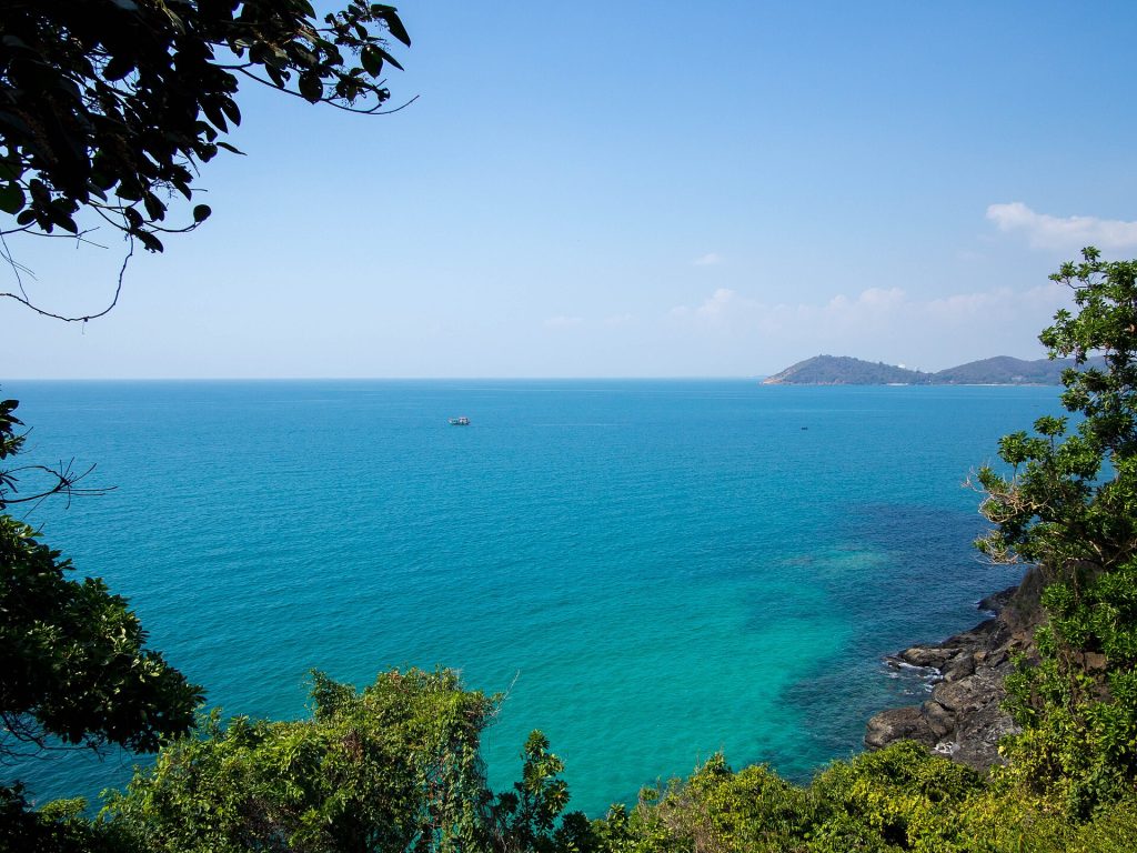 Turkoosi meri ja metsäinen rantakallio Koh Sametilla