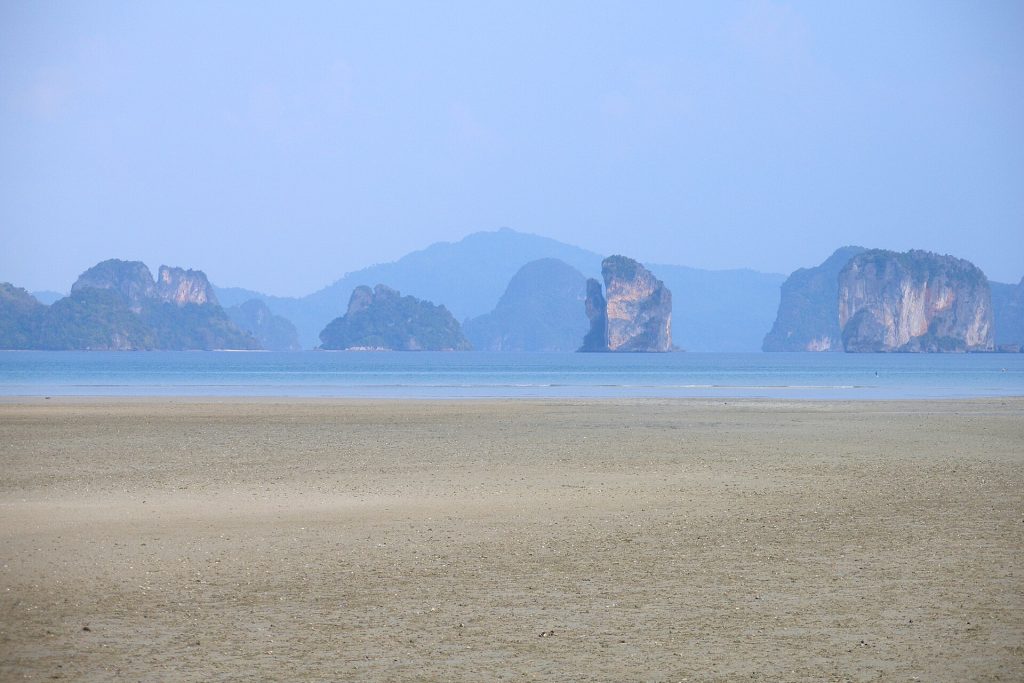 Phang Ngan lahden kalkkikivisaaria Koh Yao Noin rannalta nähtynä