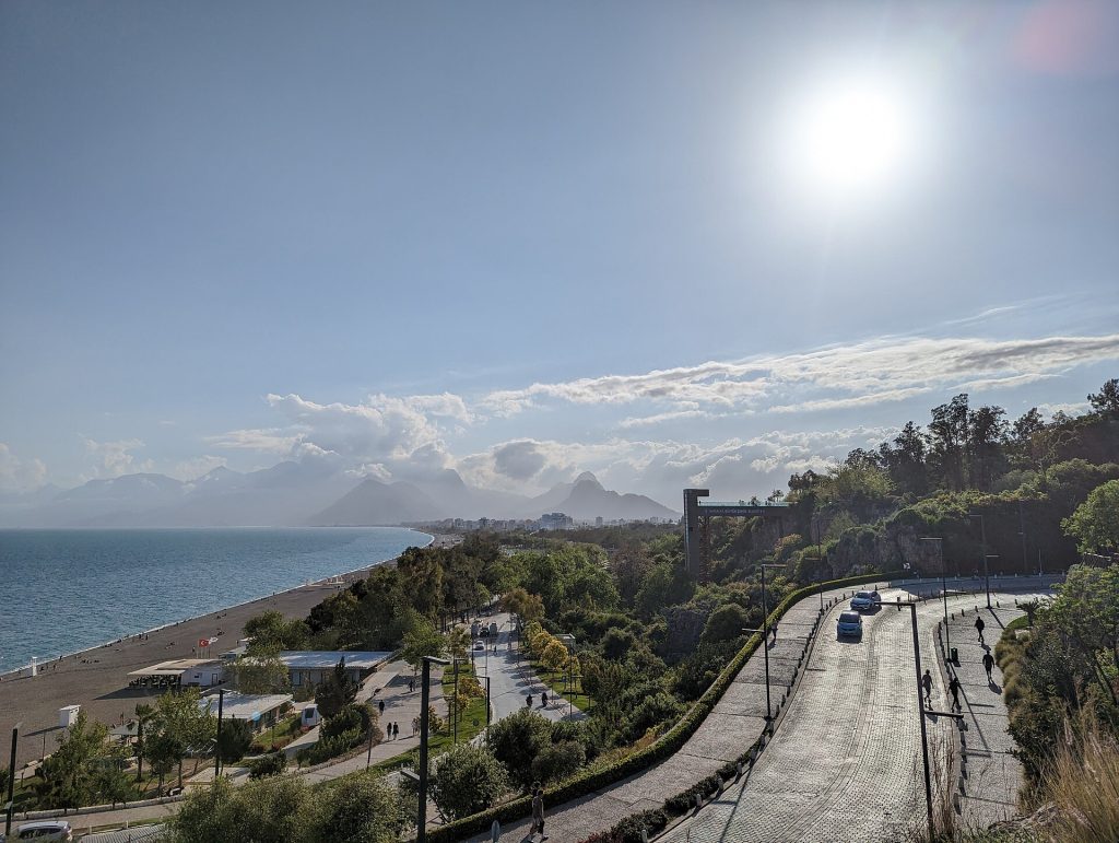 Konyaaltın yleinen ranta ja Beydağları-vuoret Antalyassa
