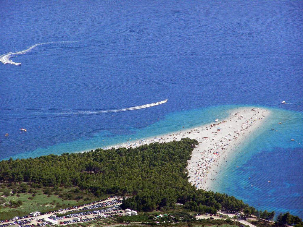 Zlatni Rat -niemen ranta Bolissa Bračin saarella ylhäältä Vidova Goralta kuvattuna