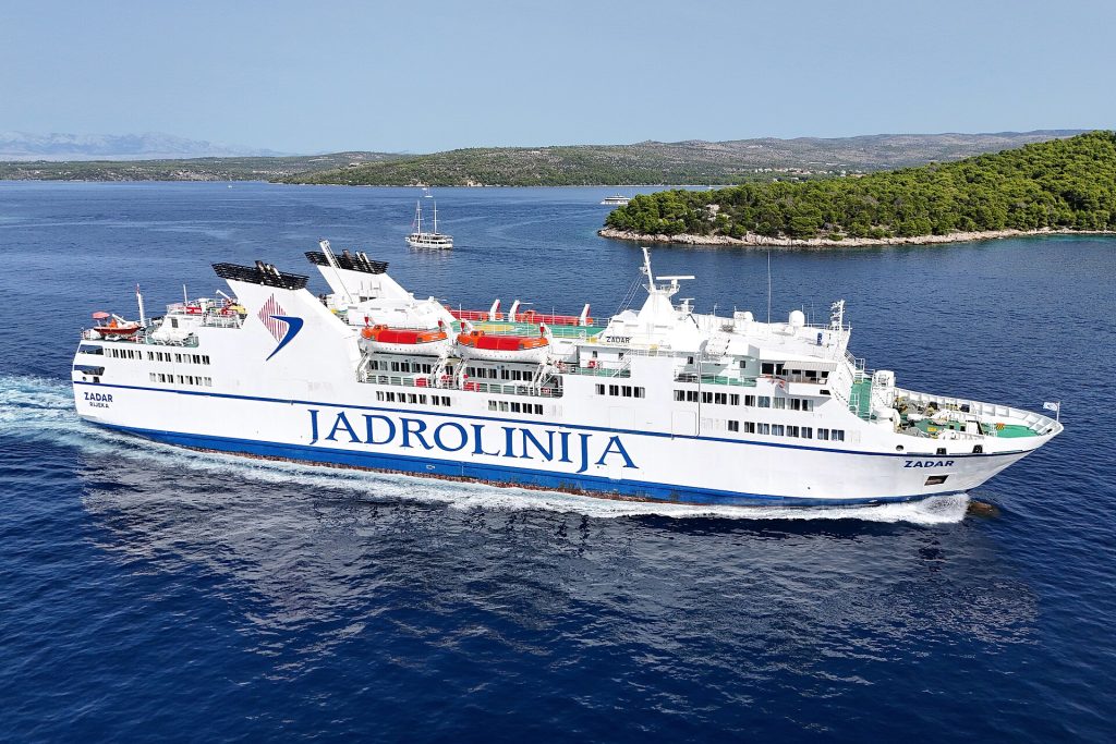 Jadrolinijan autolautta merellä Dalmatian saariston edustalla