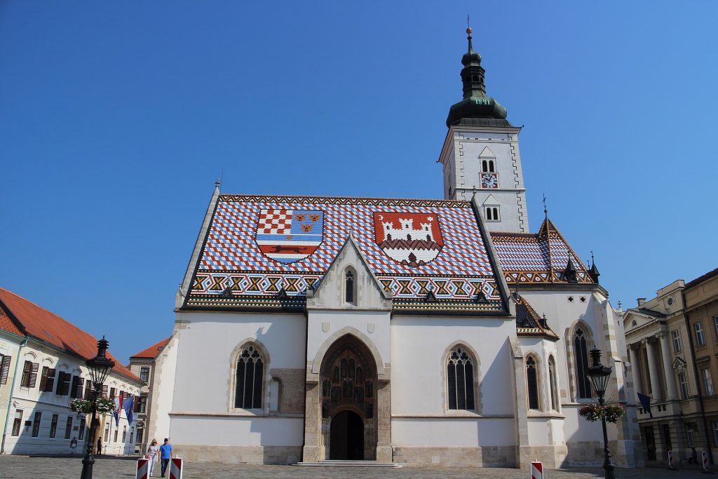 Pyhän Markuksen kirkko ja sen värikäs tiilikatto Zagrebin yläkaupungissa