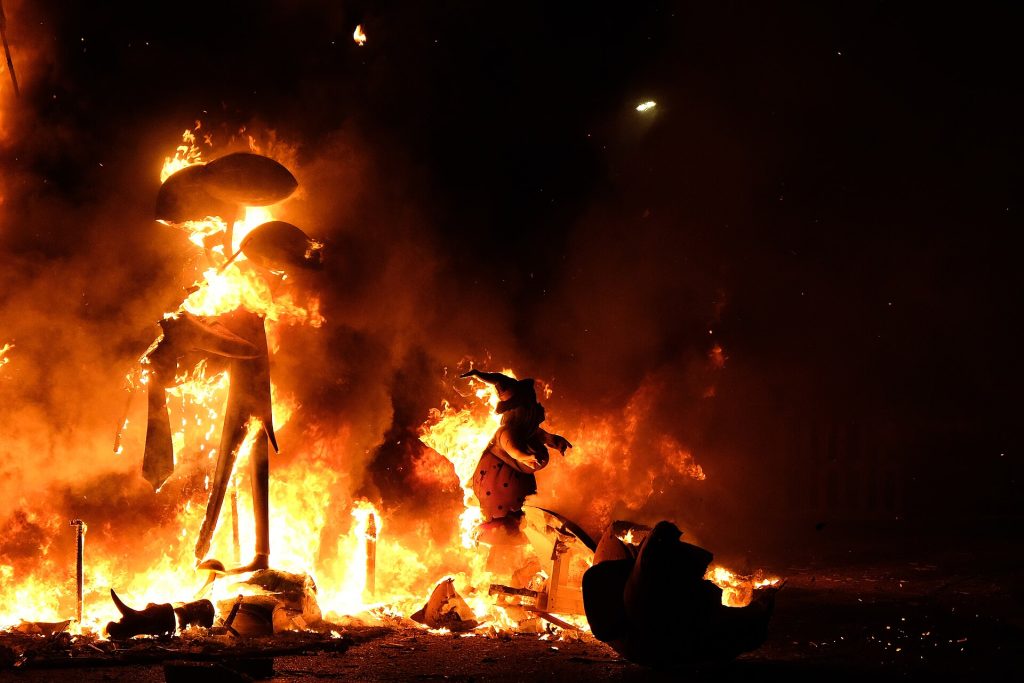 Suuri falla-veistos liekeissä Valencian Las Fallas -juhlan päätösyönä