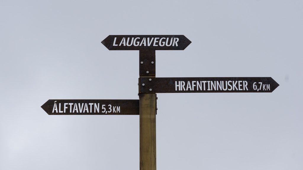 Laugavegur-reitin opaskyltti, joka osoittaa Álftavatniin ja Hrafntinnuskeriin