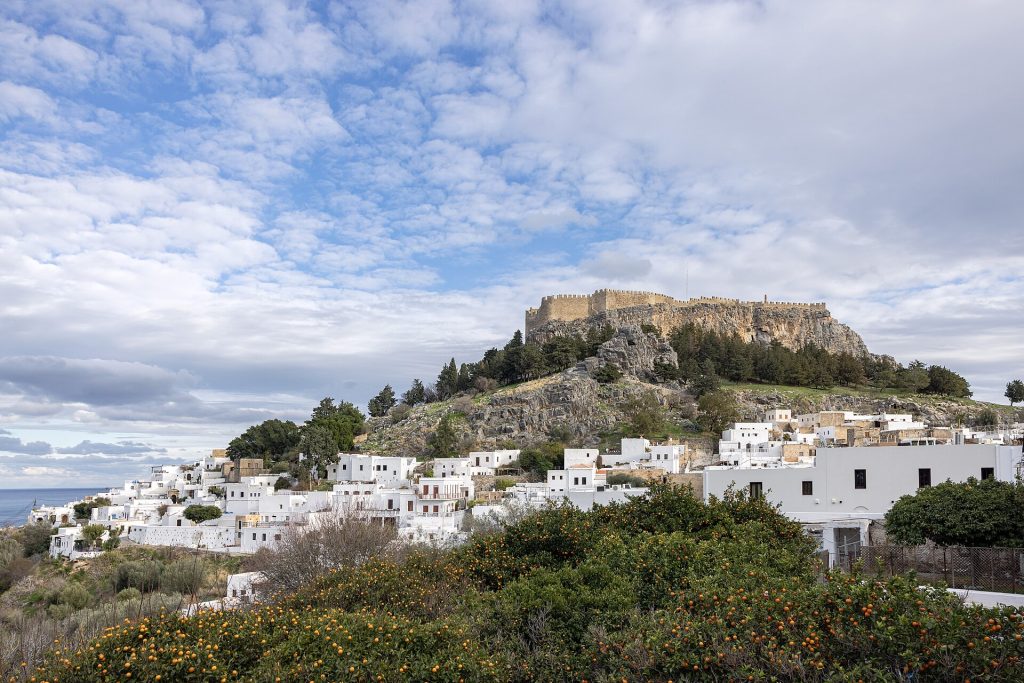 Lindoksen valkoinen kylä ja akropolis kalliolla Rodoksella