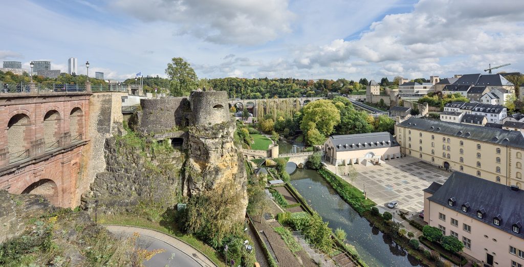 Luxemburgin Grundin kaupunginosa Alzette-joen laaksossa Corniche-kävelytieltä nähtynä