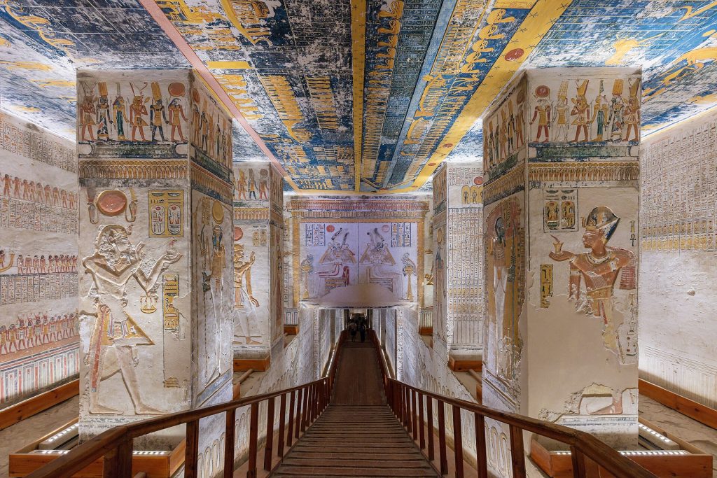 Värikkäin hieroglyfein ja maalauksin koristeltu hautakäytävä Kuninkaiden laaksossa Luxorissa