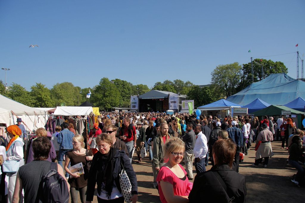 Maailma kylässä -festivaalin yleisöä ja telttoja Kaisaniemen puistossa vuonna 2008