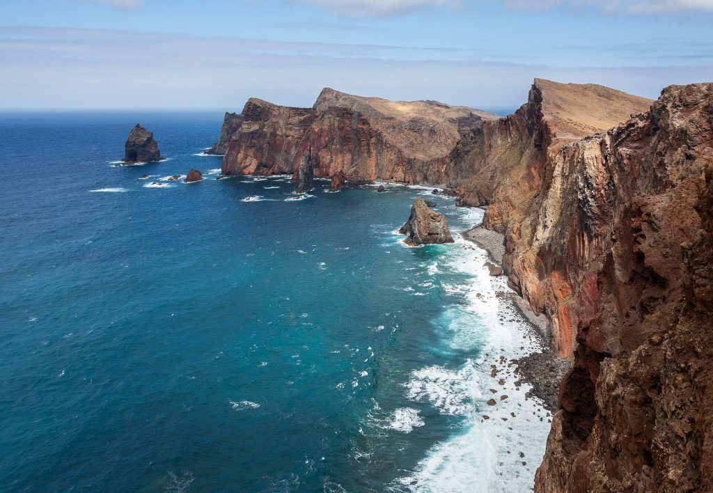 Ponta de São Lourençon karut punaruskeat niemet ja kalliorannikko Madeiran itäkärjessä