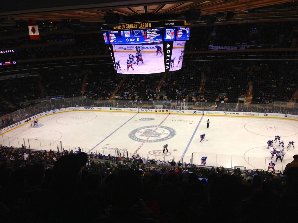 Jääkiekko-ottelu täydessä Madison Square Gardenissa New Yorkissa
