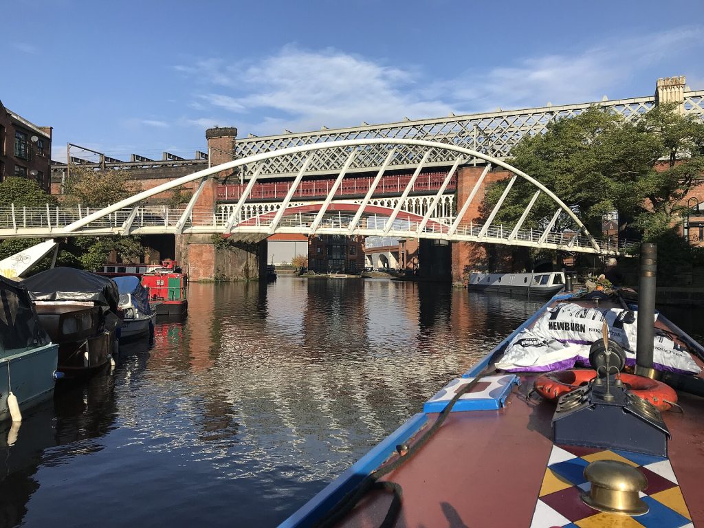 Kanavaveneitä ja rautasiltoja Castlefieldin kanava-altaalla Manchesterissa