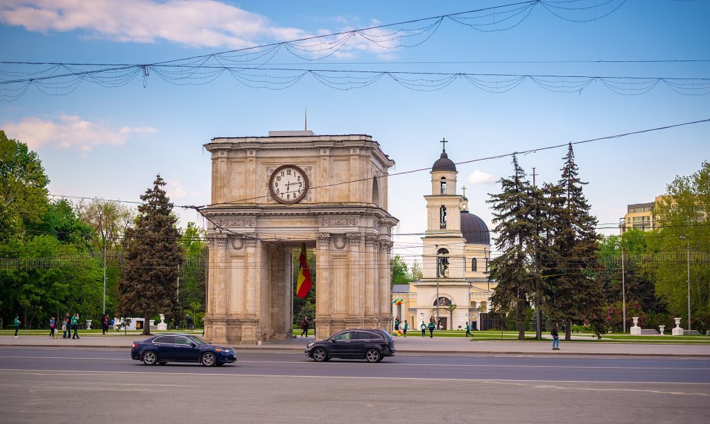 Chișinăun Riemukaari ja Kristuksen syntymän katedraalin kellotorni kaupungin keskustassa