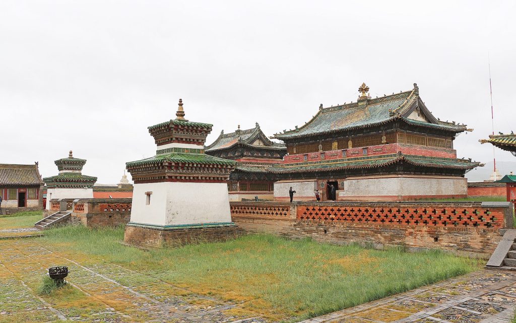 Erdene Zuun luostarin temppeleitä ja valkoisia stupia Kharkhorinissa Orkhonin laaksossa