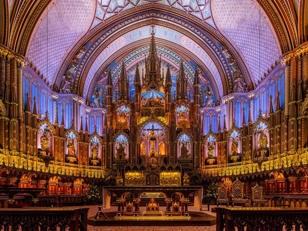Notre-Damen basilikan sininen ja kullattu alttari ja holvikatto Vanhassa Montrealissa