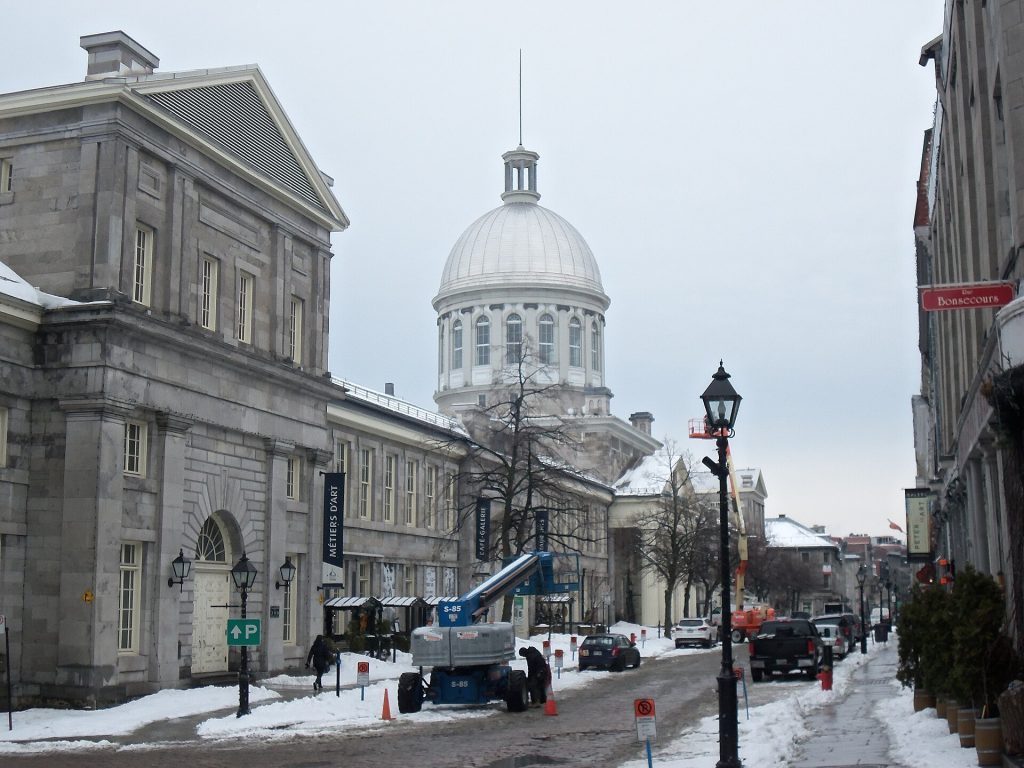 Rue Saint-Paulin kivitaloja ja Bonsecoursin kauppahallin hopeinen kupoli Vanhassa Montrealissa