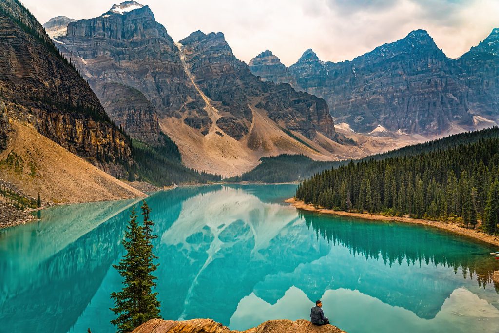 Turkoosi Moraine Lake -järvi ja Kymmenen huipun laakson vuoret Banffin kansallispuistossa